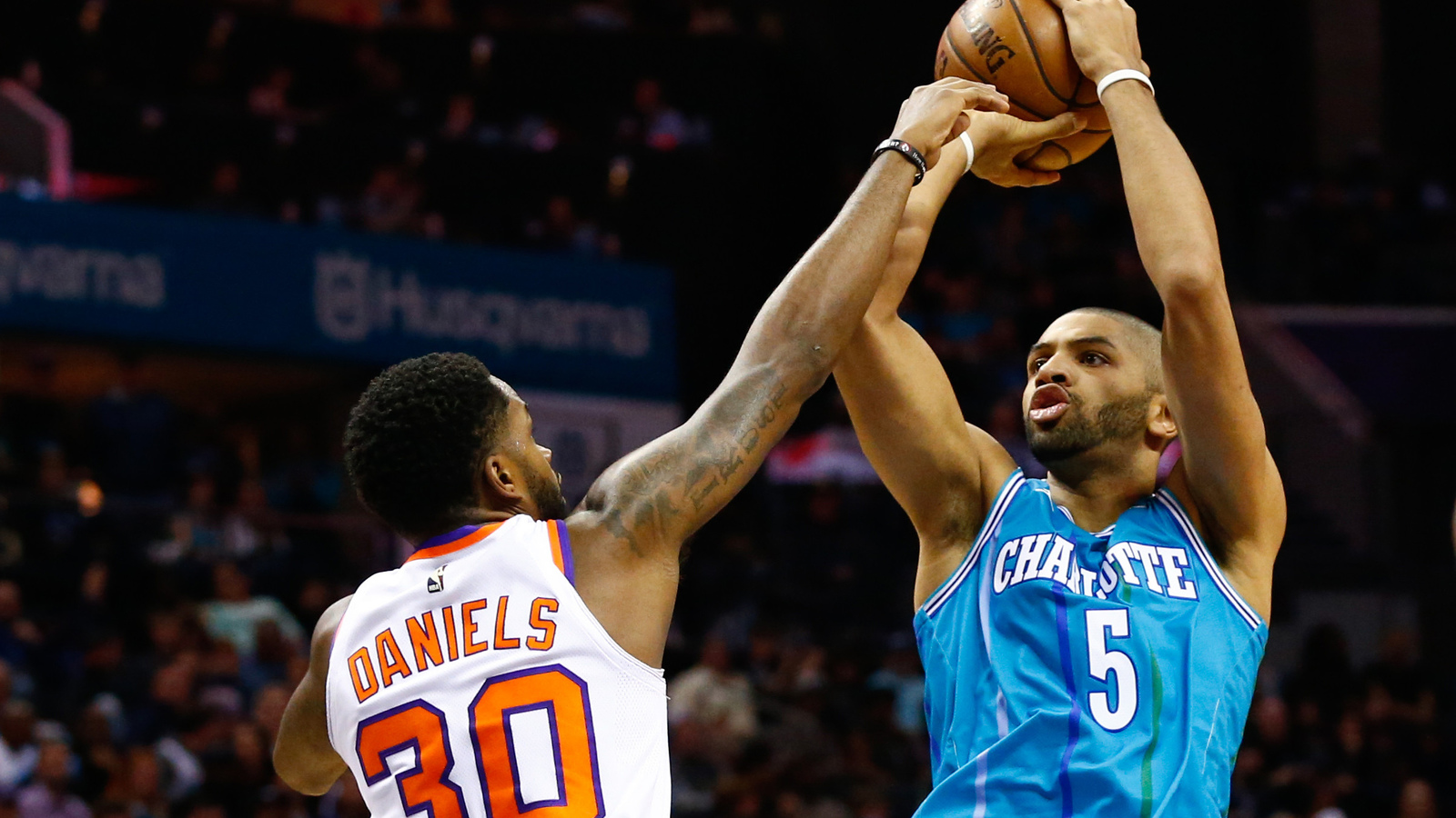 里程碑夜夏洛特黄蜂造点机会,德甲加时末段刷纪录,震撼外界,资深球员宣示担当的简单介绍 里程碑夜夏洛特黄蜂造点机会,德甲加时末段刷纪录,震撼外界,资深球员宣示担当的简单介绍